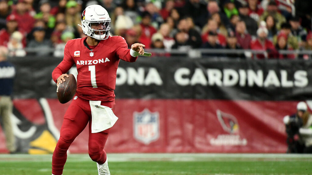 Arizona Cardinals QB Kyler Murray runs with the rock....